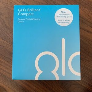 GLO Brilliant Compact personal teeth whitening kit